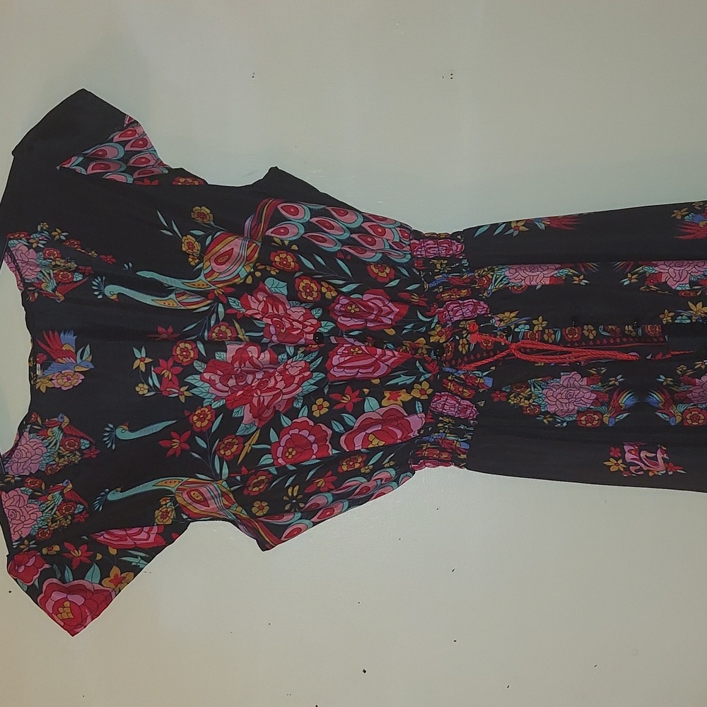 Stunning dress with gorgeous design!